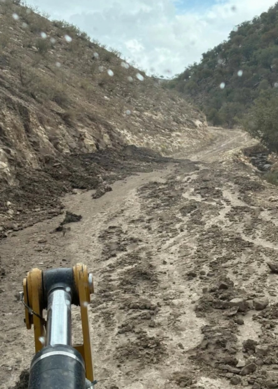 بلدية خالد بن الوليد تعيد فتح طريق ملكا المؤدي إلى منطقة الحمة الأردنية