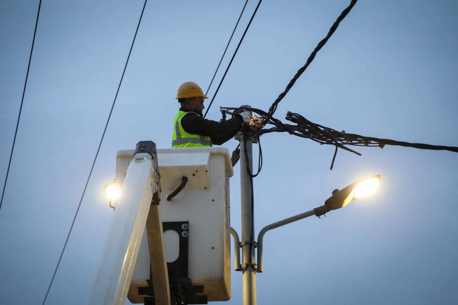 كهرباء إربد تتعامل مع بلاغات الأعطال خلال الظروف الجوية في الشمال