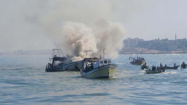 إصابة فلسطينية وطفلها واعتقال 3 صيادين في خانيونس وغزة