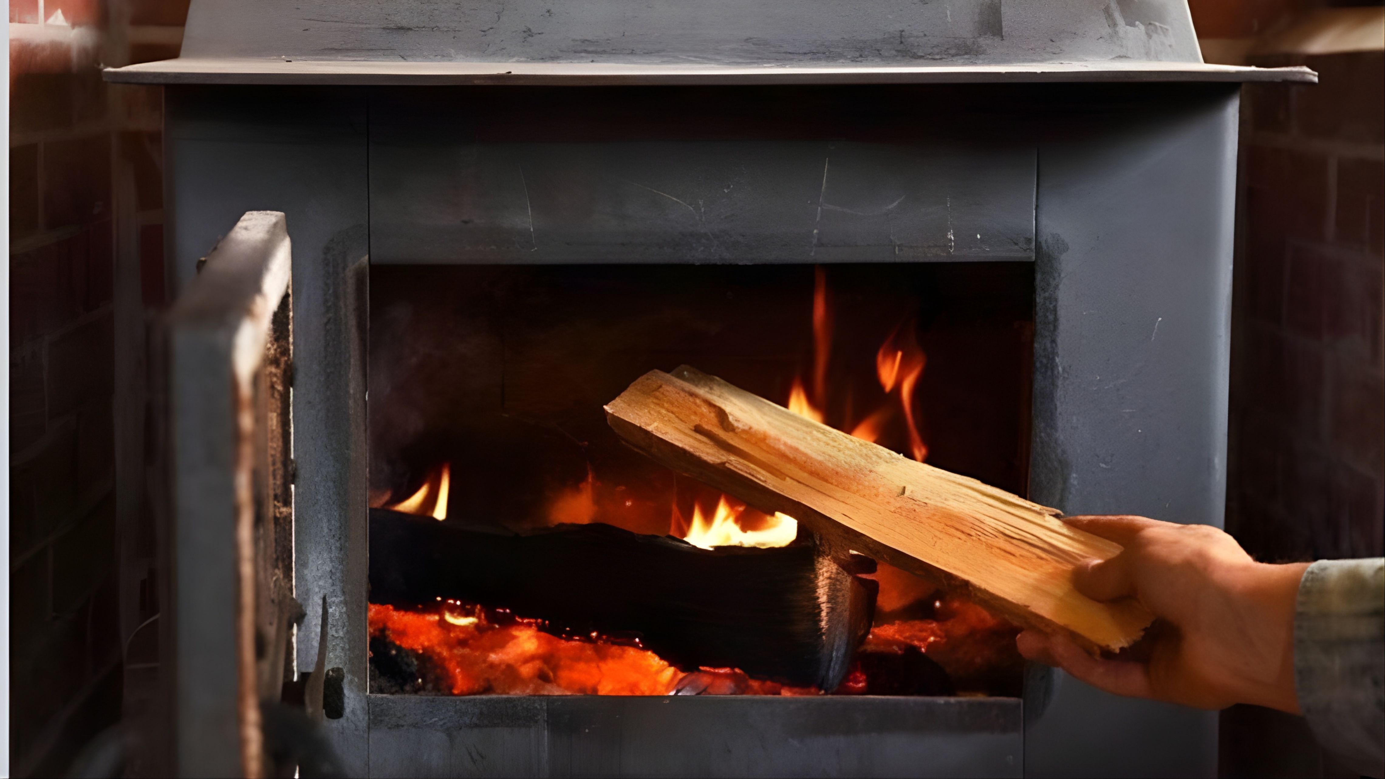 مدافئ الحطب فاكهة الشتاء ورفيقة المجالس