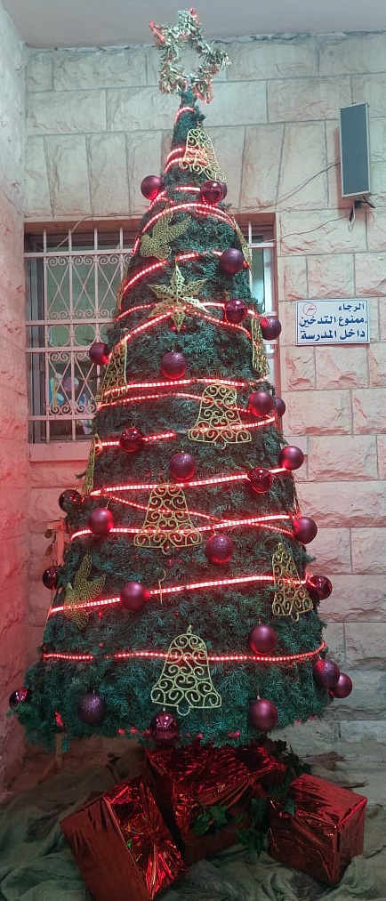 الكنيسة الأسقفية العربية بإربد تحتفل بإضاءة شجرة الميلاد