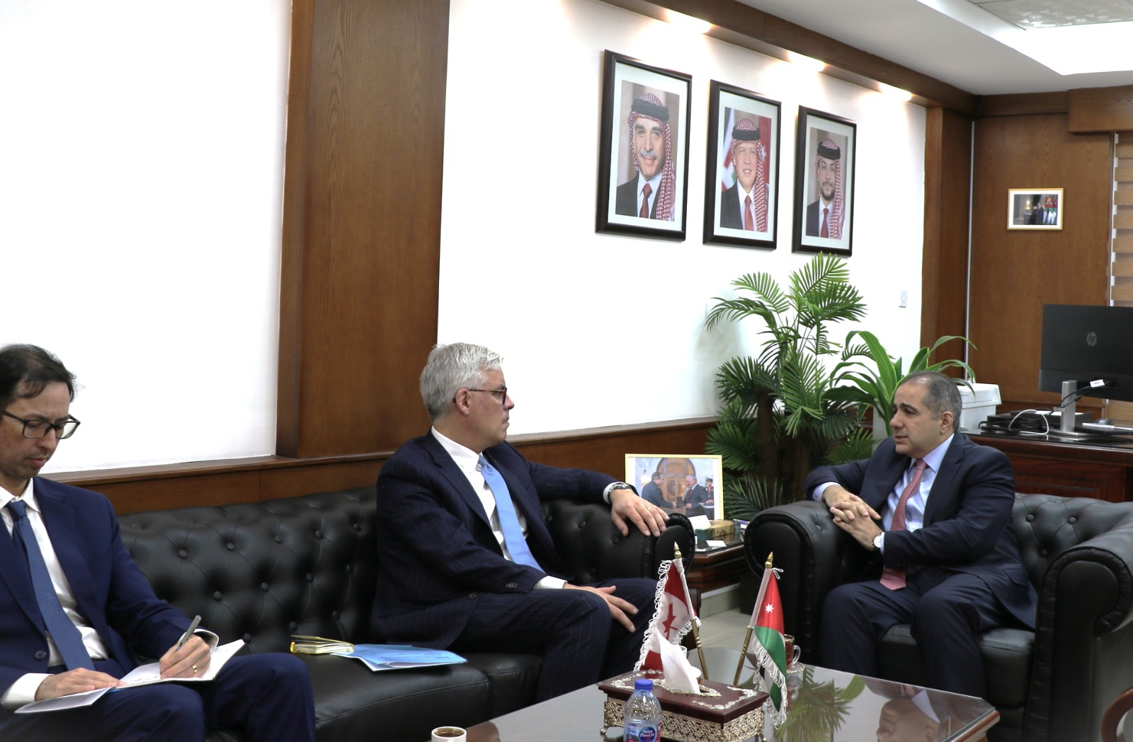 وزير الاستثمار يبحث والسفير الكندي تعزيز التعاون الاقتصادي