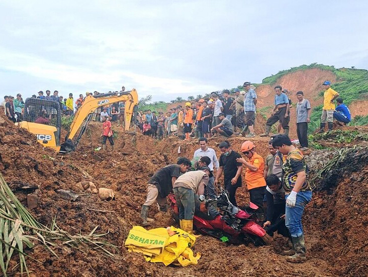 Indonesia Flood Death Toll Tops 300 as Search for Missing Continues