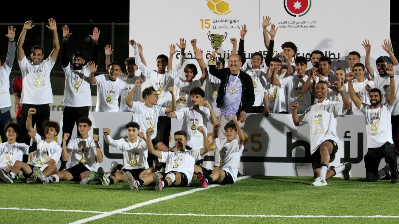 فريق المدارس الإنجليزية يتوج بلقب دوري الناشئين