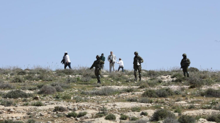 إصابة 4 متضامنين أجانب أحدهم بحالة خطيرة بهجوم للمستوطنين في أريحا