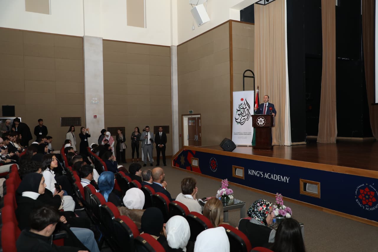 وزير الاتصال الحكومي يرعى افتتاح البرلمان الأردني النموذجي في مدرسة كينغز اكاديمي
