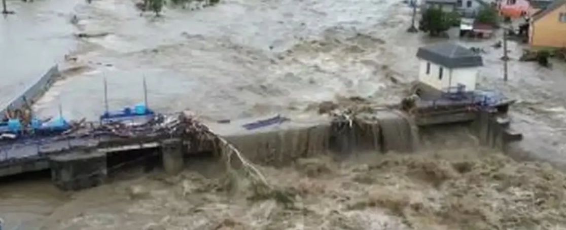 ارتفاع حصيلة ضحايا فيضانات إندونيسيا إلى 502 وأكثر من 500 مفقود