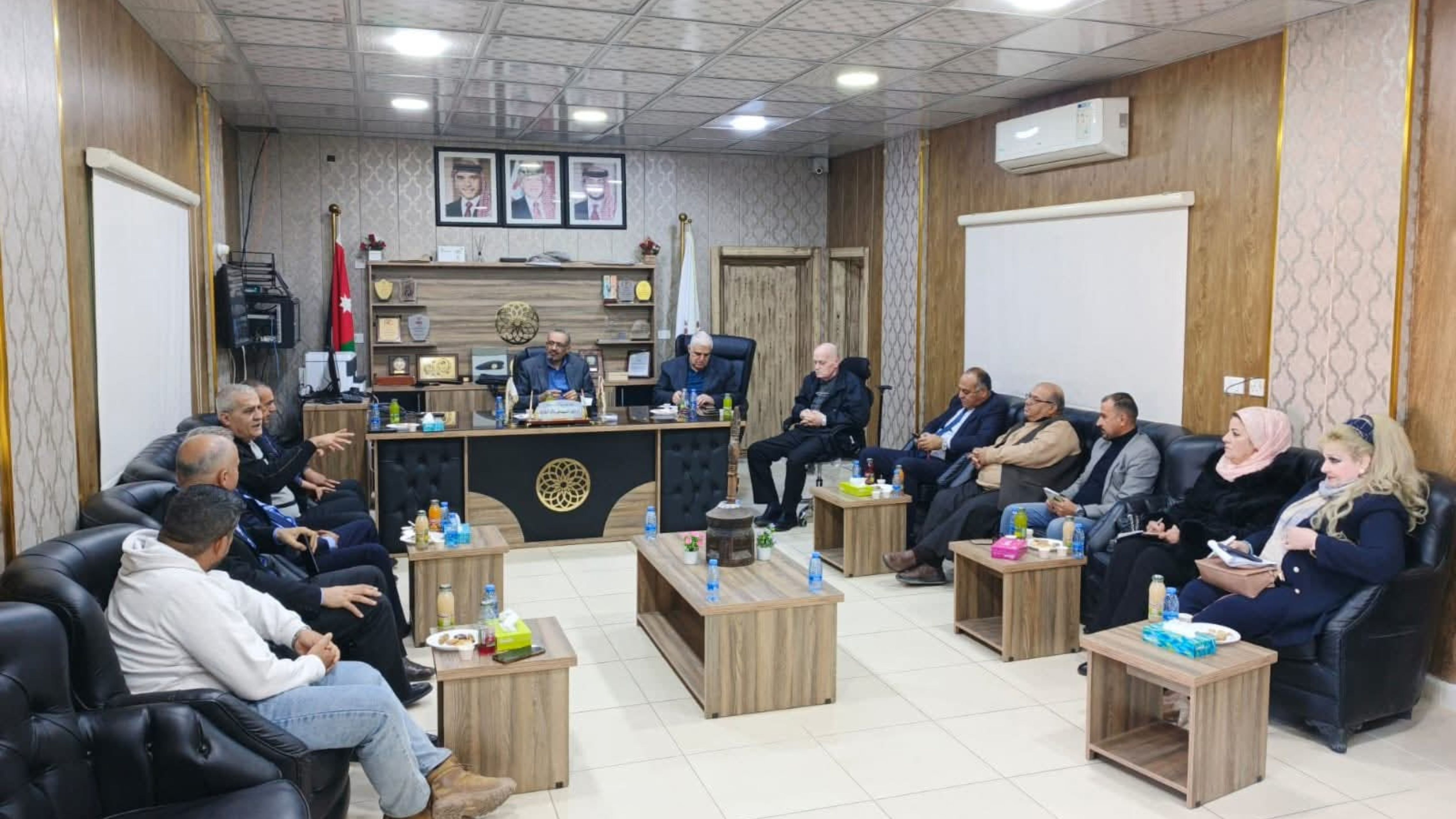 بلدية الأزرق تبحث مع جمعيات خيرية وأهلية التعاون المشترك