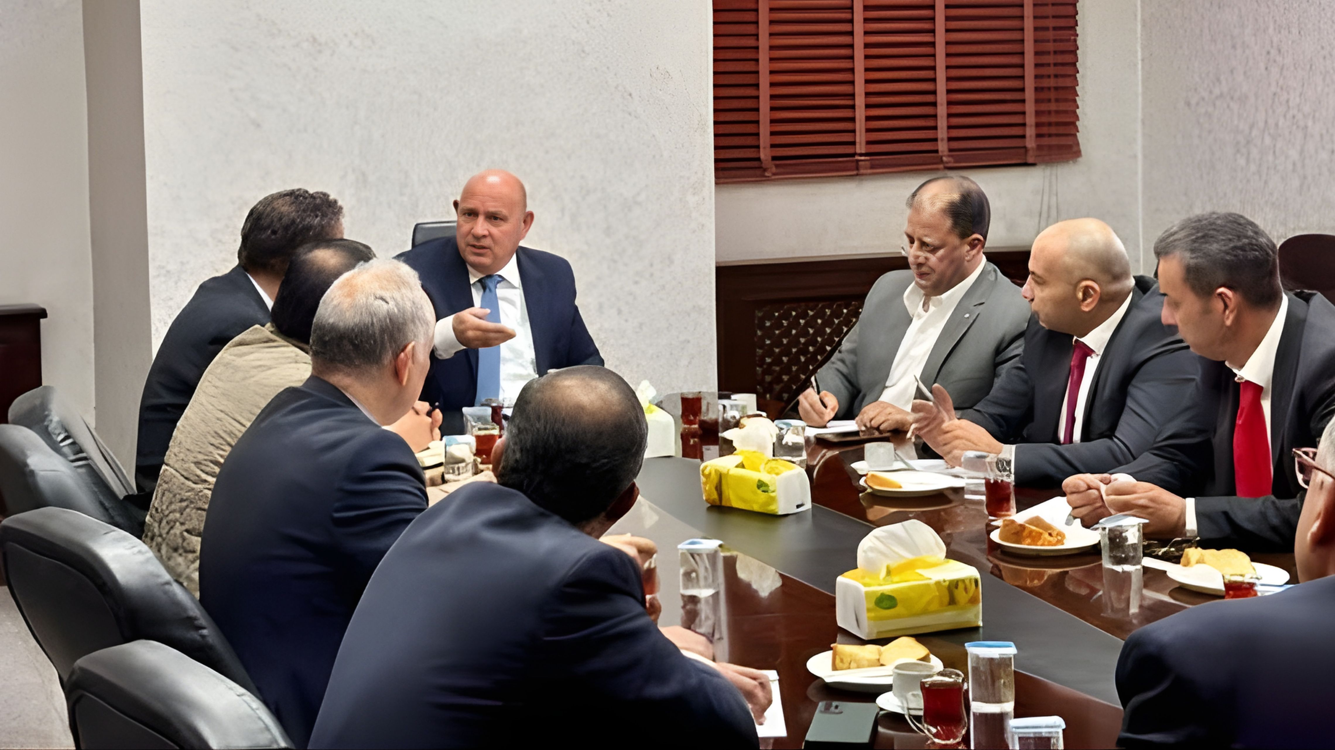 محافظ جرش يؤكد أهمية تعزيز الخدمات للمواطنين