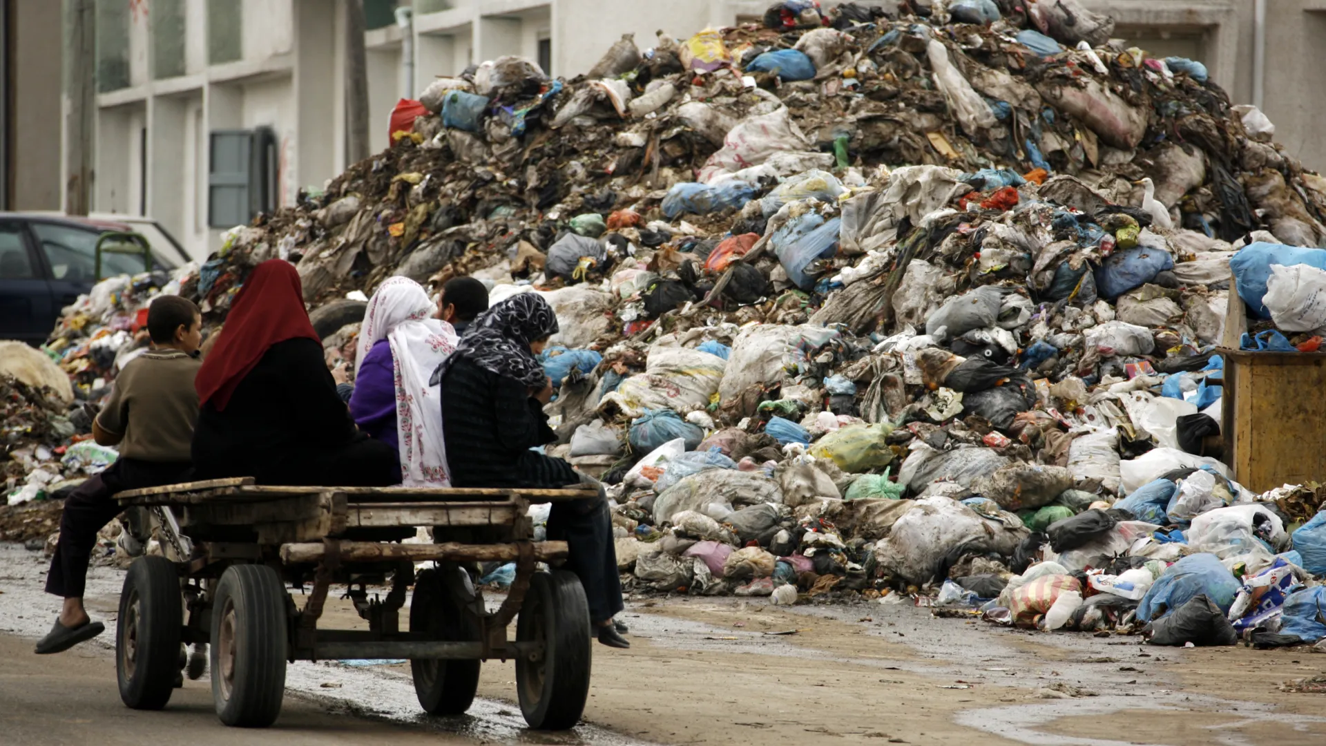 بلدية غزة: تقليص خدمات جمع وترحيل النفايات بسبب نفاد الوقود يهدد بكارثة صحية وبيئية