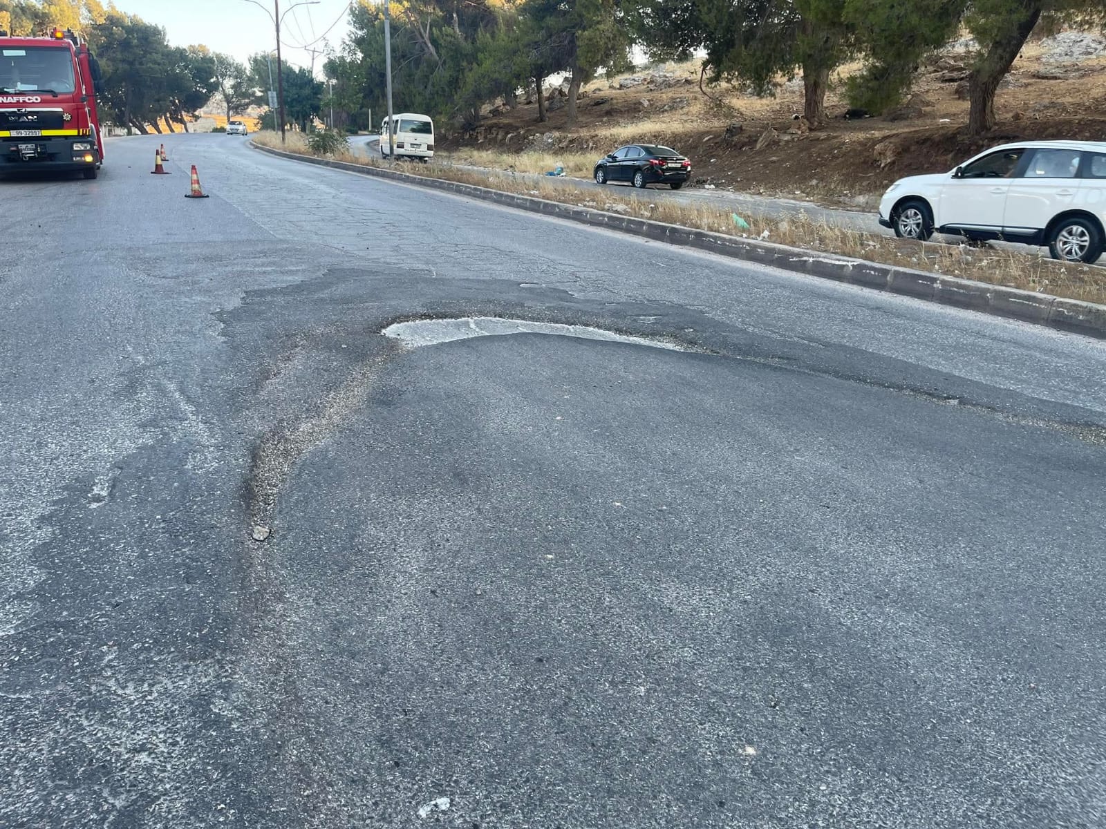 تهالك أجزاء من طريق إربد عجلون وسط مطالب بإعادة تأهيلها