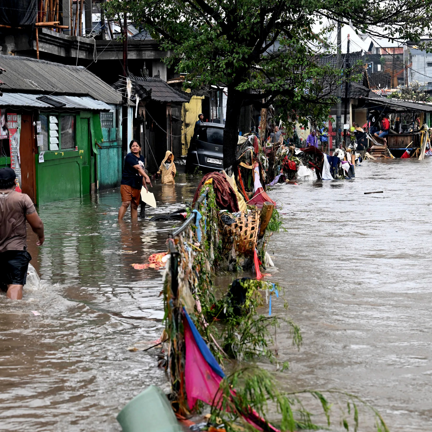 ارتفاع حصيلة قتلى الفيضانات في إندونيسيا إلى 883