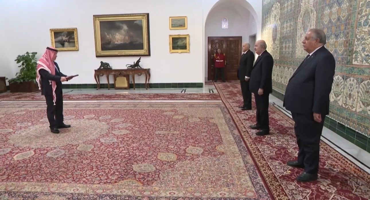 السفير سويدات يقدم أوراق اعتماده للرئيس الجزائري