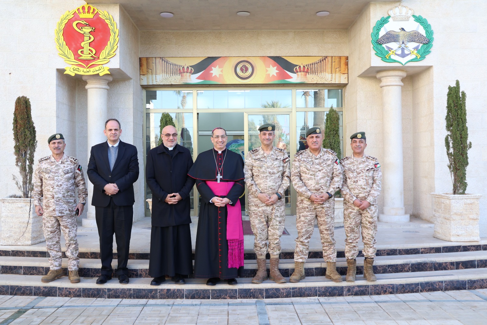 مذكرة تفاهم بين الخدمات الطبية والبطريركية اللاتينية لدعم أطفال غزة