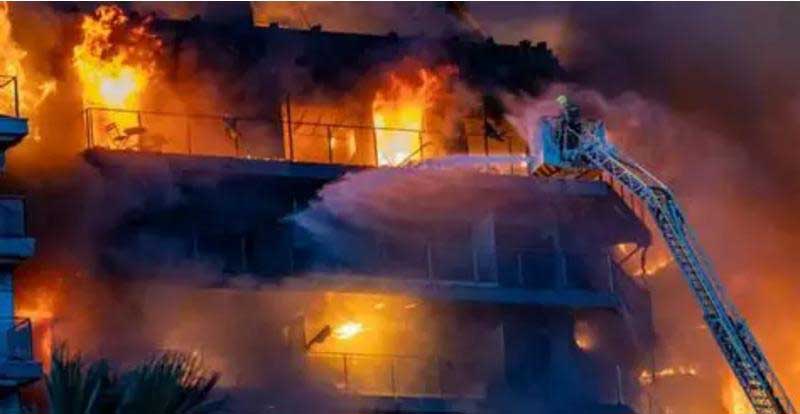 مصرع 13 شخصا بحريق مبنى في إندونيسيا