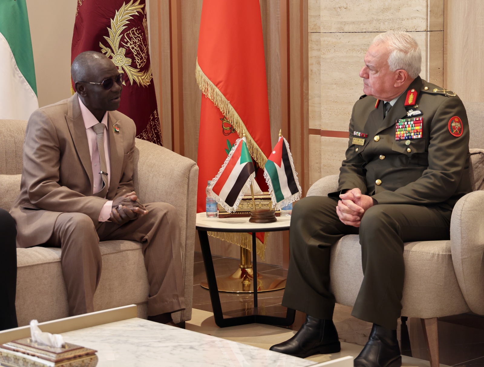 اللواء الركن الحنيطي يستقبل وزير الدفاع السوداني