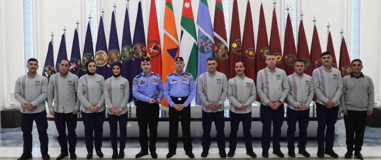 مدير الأمن العام يلتقي فريق "صُنع بعزيمة" الفائز بجائزة الحسين للعمل التطوعي