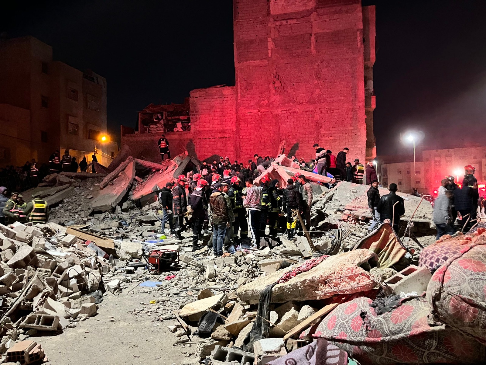 مصرع 19 شخصا بانهيار بنايتين بمدينة فاس بالمغرب