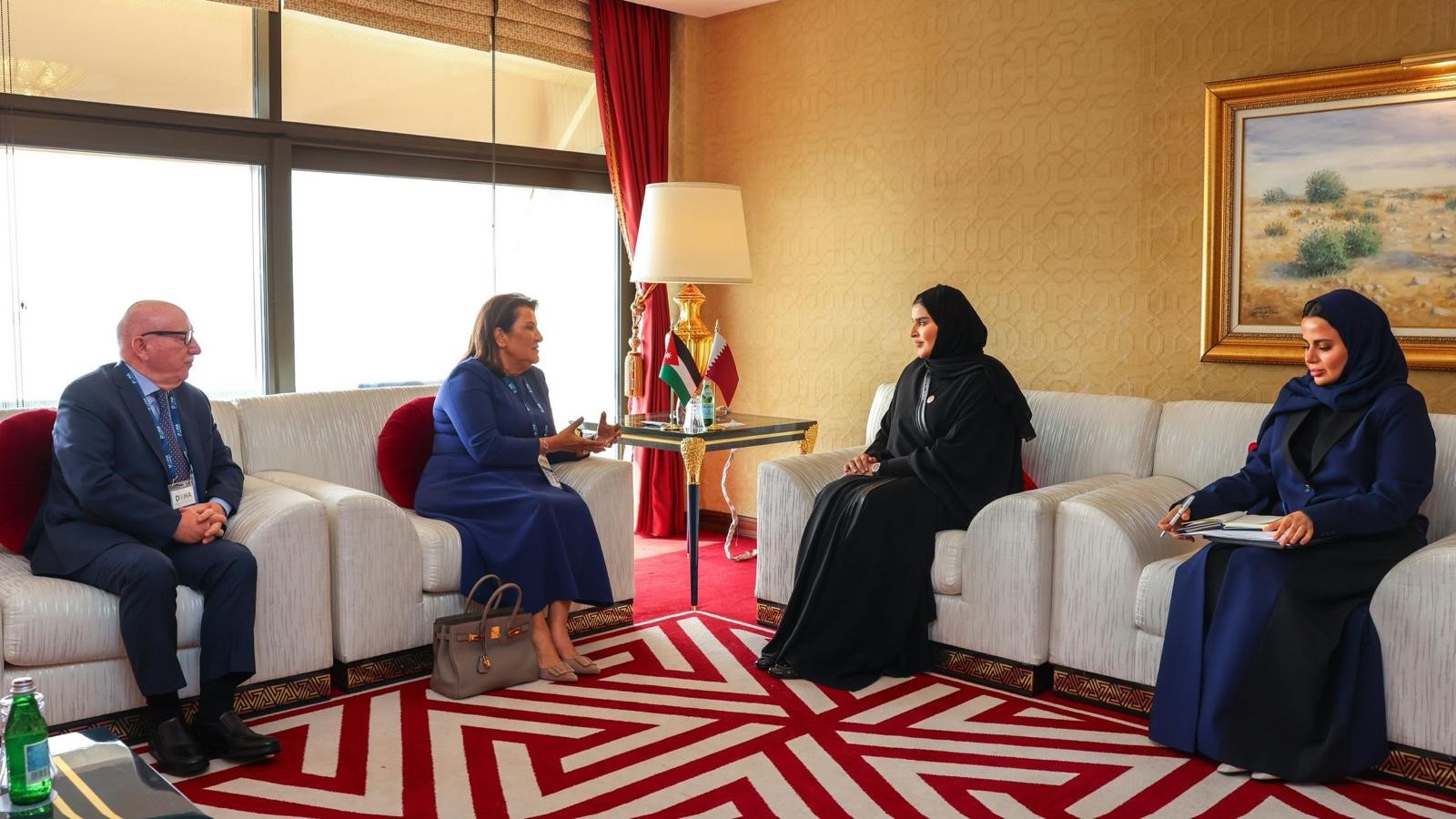 وفد من الأعيان يعقد لقاءات ثنائية في قطر