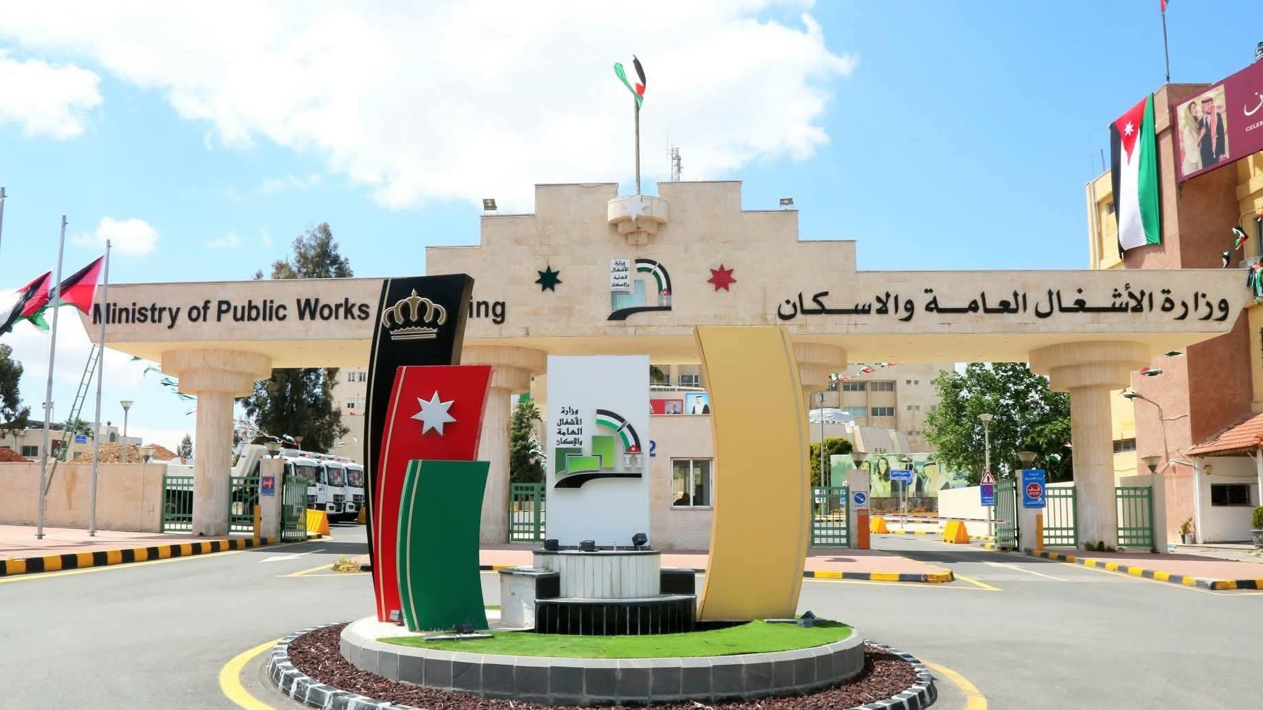 وزارة الأشغال تطرح عطاء لإعادة إنارة ممر عمّان التنموي بالطاقة الشمسية