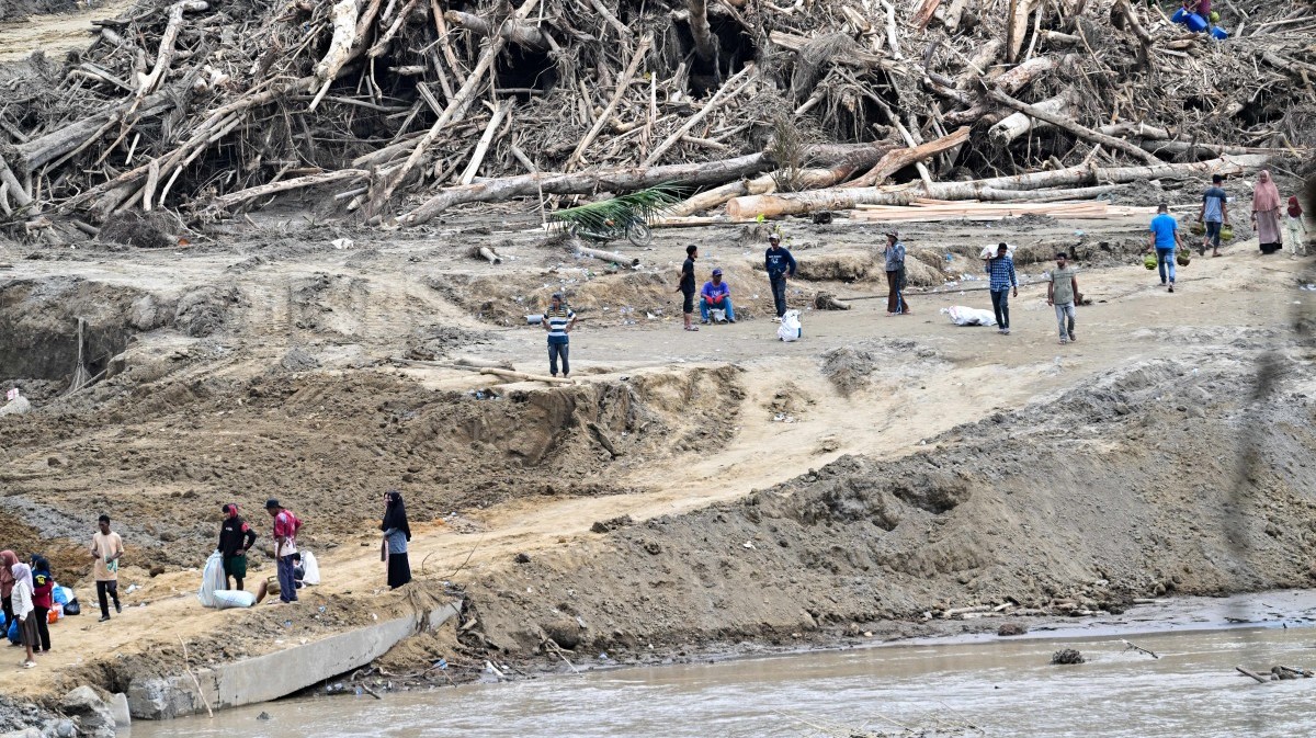 ارتفاع حصيلة ضحايا فيضانات إندونيسيا إلى نحو ألف قتيل
