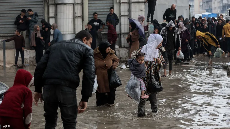 14 شهيدًا جراء تأثيرات المنخفض الجوي العميق الذي يضرب غزة