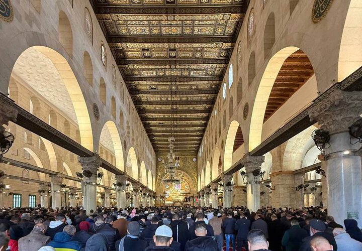 Thousands perform Friday prayer at Al-Aqsa Mosque
