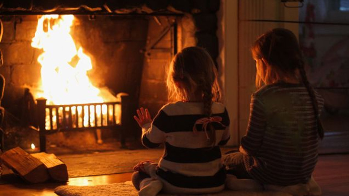 الشتاء ذاكرة دافئة تجمع العائلات من جمر الحطب إلى الشاشات الحديثة