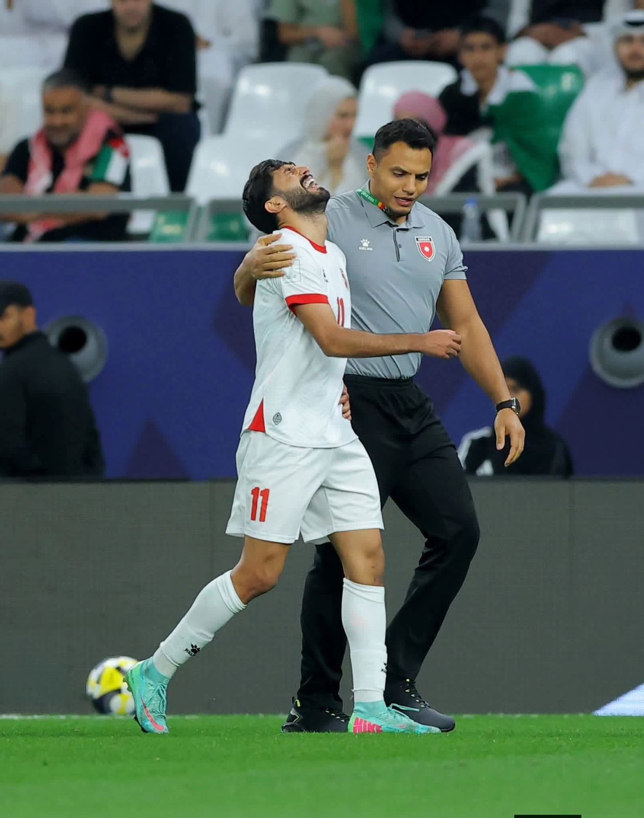 الأردنيون يتمنون الشفاء للنجم يزن نعيمات بعد إصابته في مباراة ربع نهائي كأس العرب