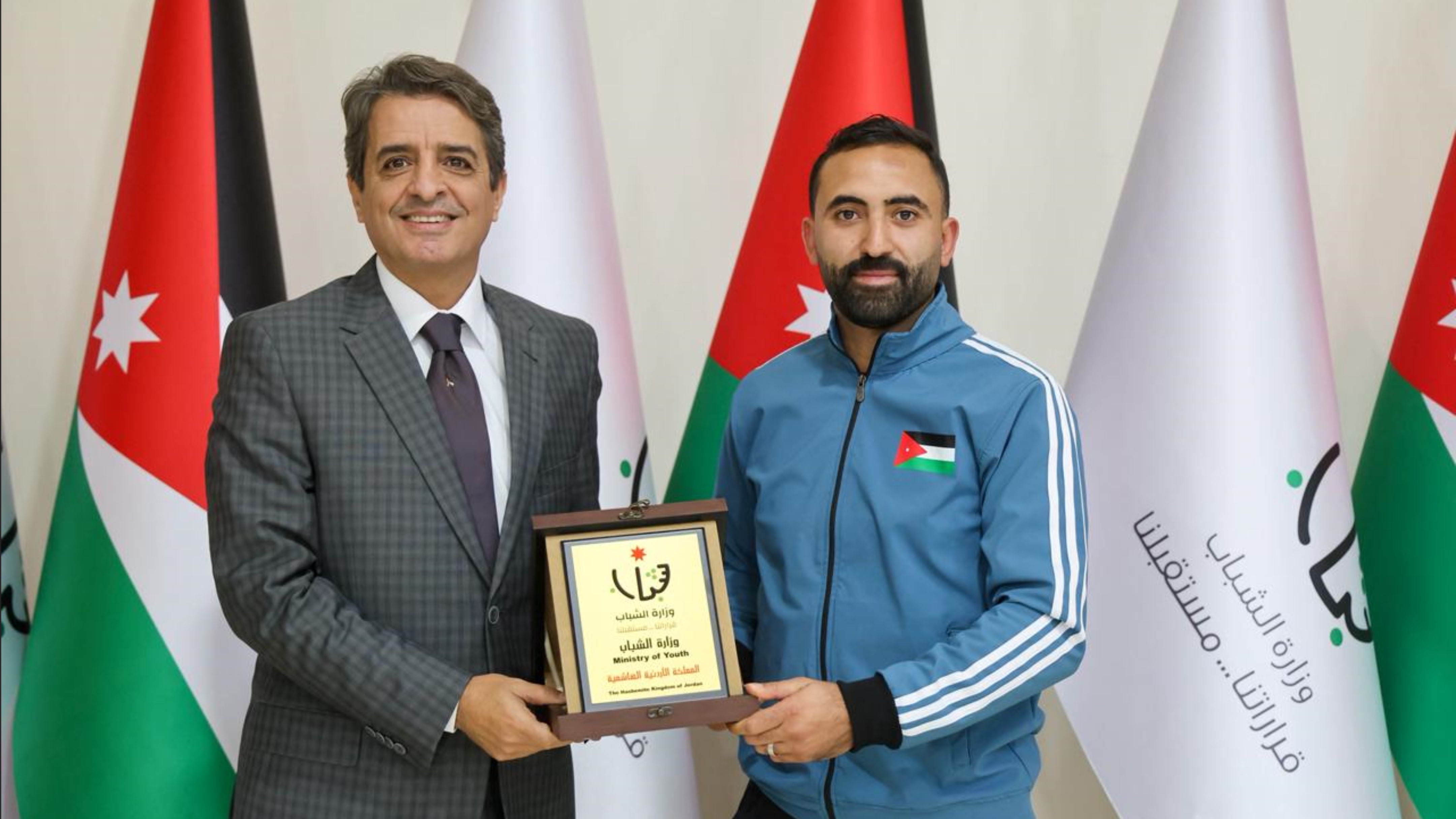 وزير الشباب يكرم البطل أبو صيام