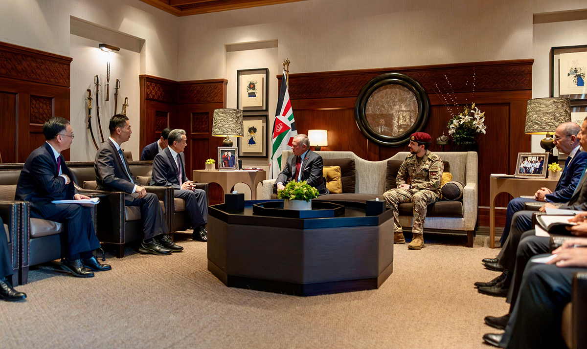 الملك يستقبل وزير الخارجية الصيني ويبحث سبل توطيد الشراكة الاستراتيجية