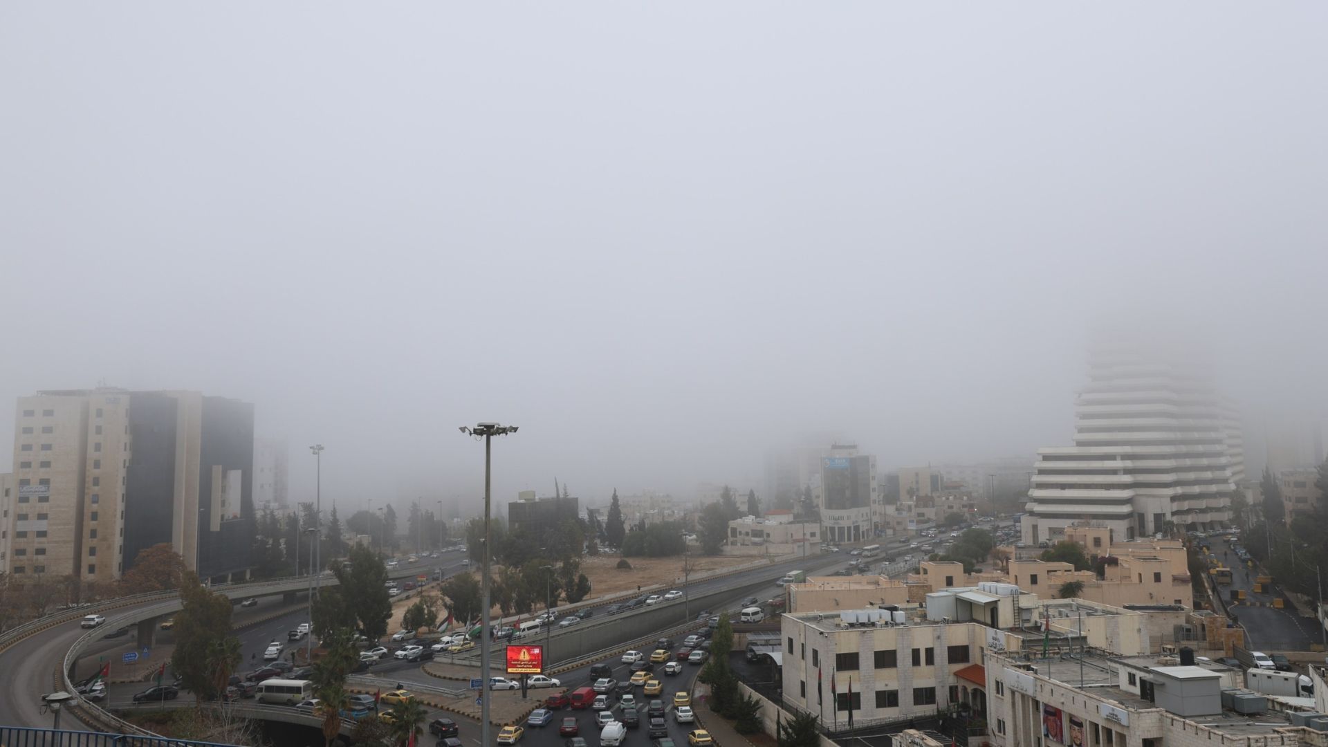 أجواء باردة وماطرة اليوم وغدا  وتحذيرات من السيول والضباب