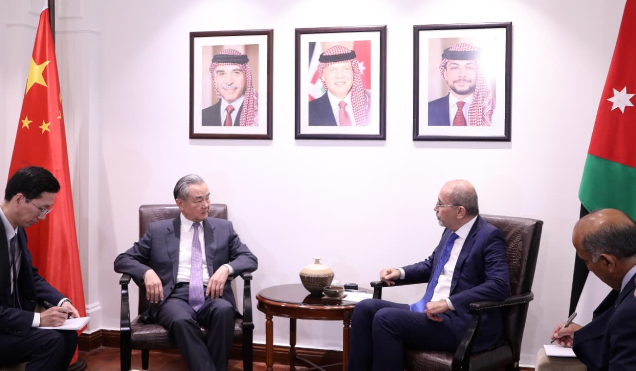 وزير الخارجية يبحث مع نظيره الصيني علاقات الشراكة الاستراتيجية