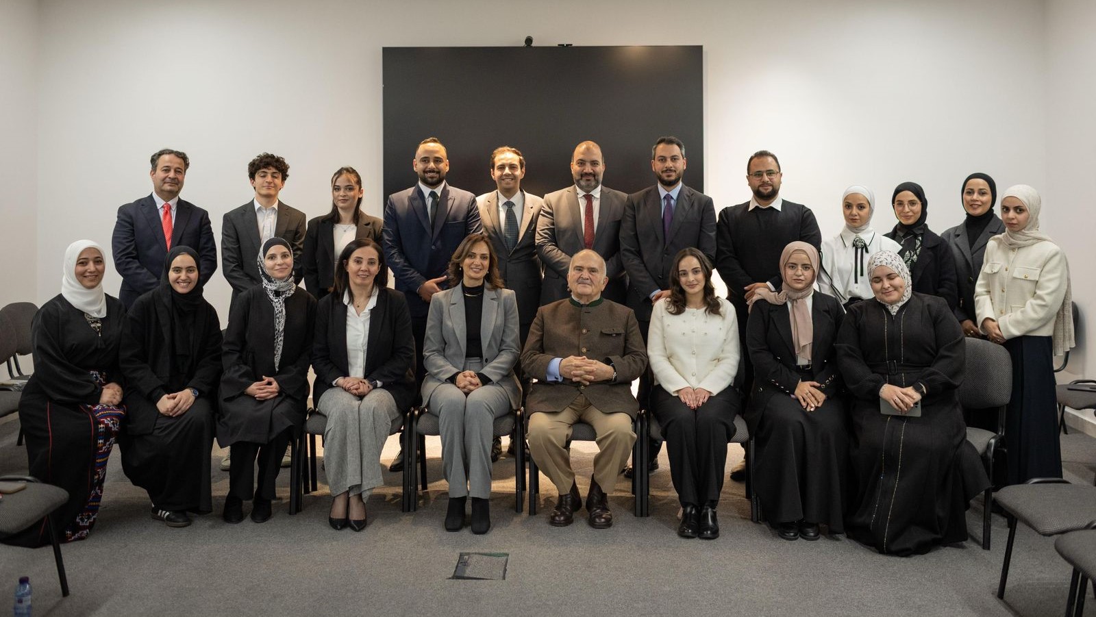 الأمير الحسن يزور معهد السياسة والمجتمع