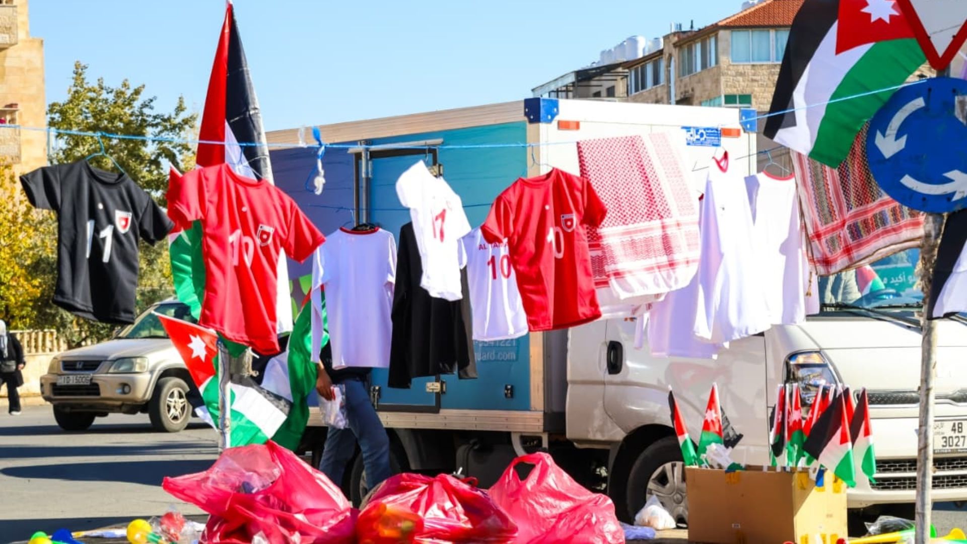 عمان تتزين بالأعلام الأردنية وقمصان المنتخب قبيل نهائي كأس العرب