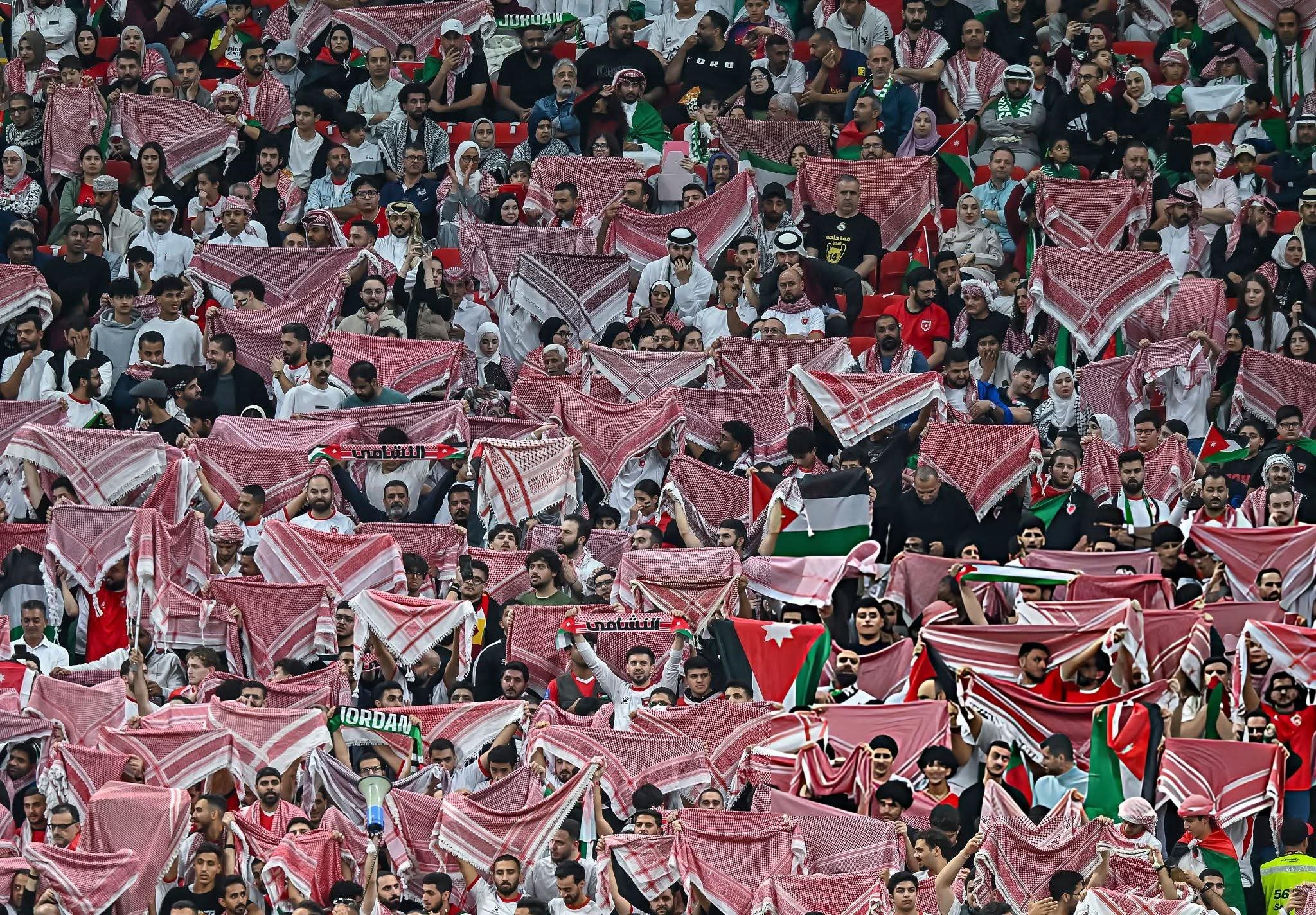 الأهازيج الشعبية والأغاني الوطنية... وقود معنوي يشعل مدرجات النشامى