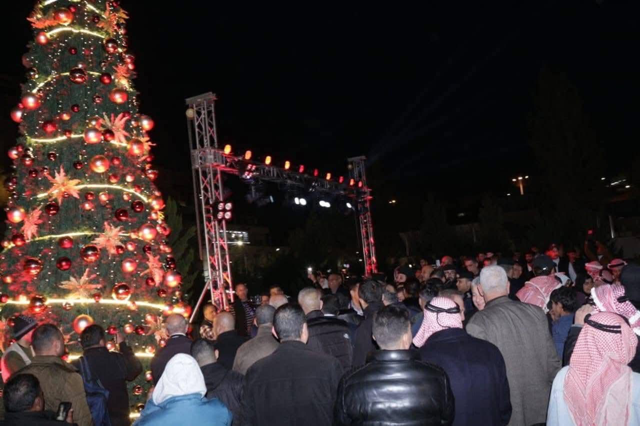 "السياحة" تنظم حفلا لإضاءة شجرة عيد الميلاد بمدينة السلط