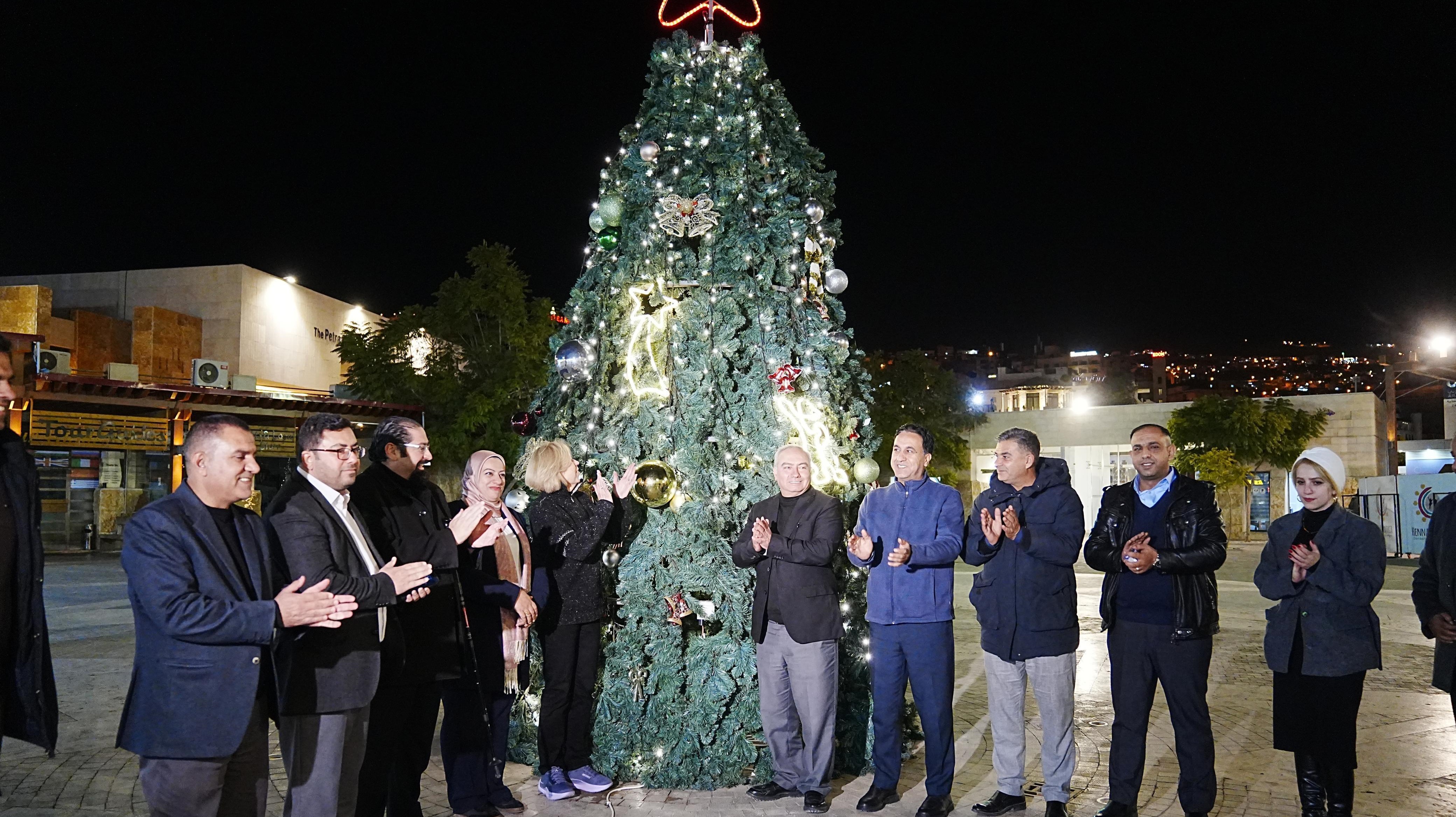 إضاءة شجرة عيد الميلاد في مركز زوار البترا