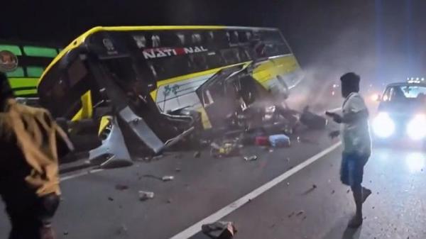 إندونيسيا: مصرع 15 شخصا وإصابة 19 جراء انقلاب حافلة ركاب