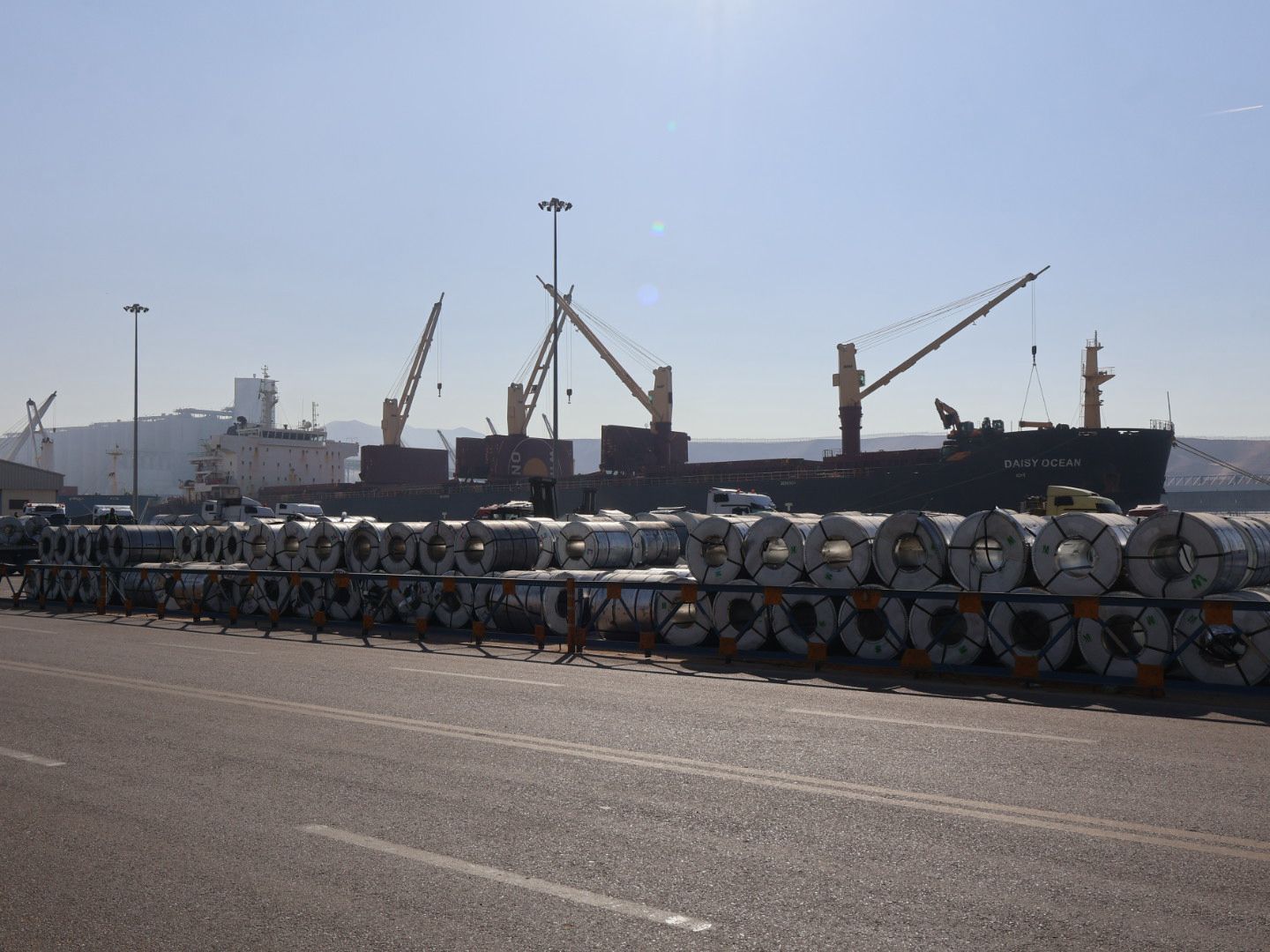 حركة مناولة نشطة في ميناء العقبة