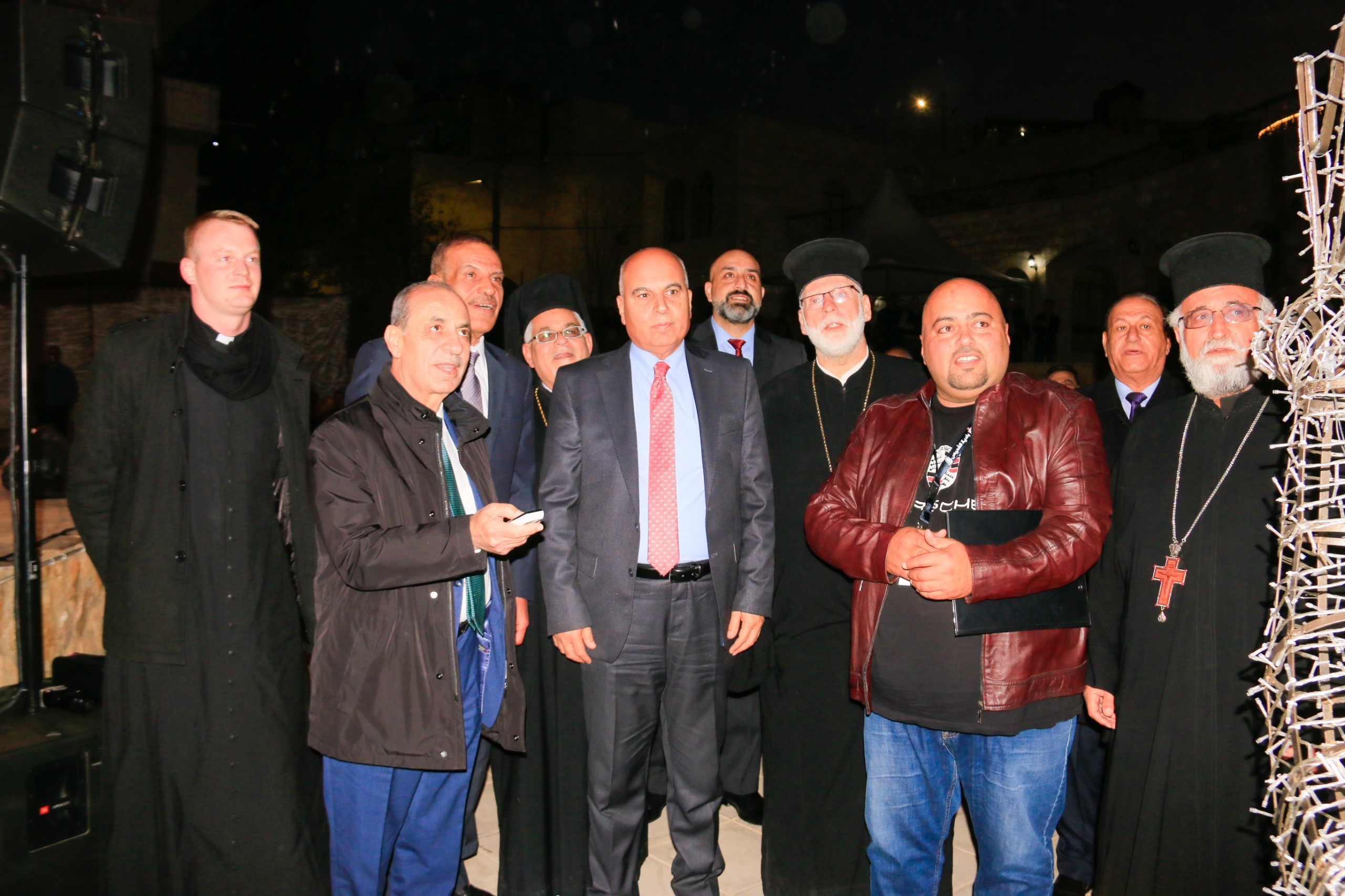 الفحيص تحتفل بإضاءة شجرة عيد الميلاد المجيد