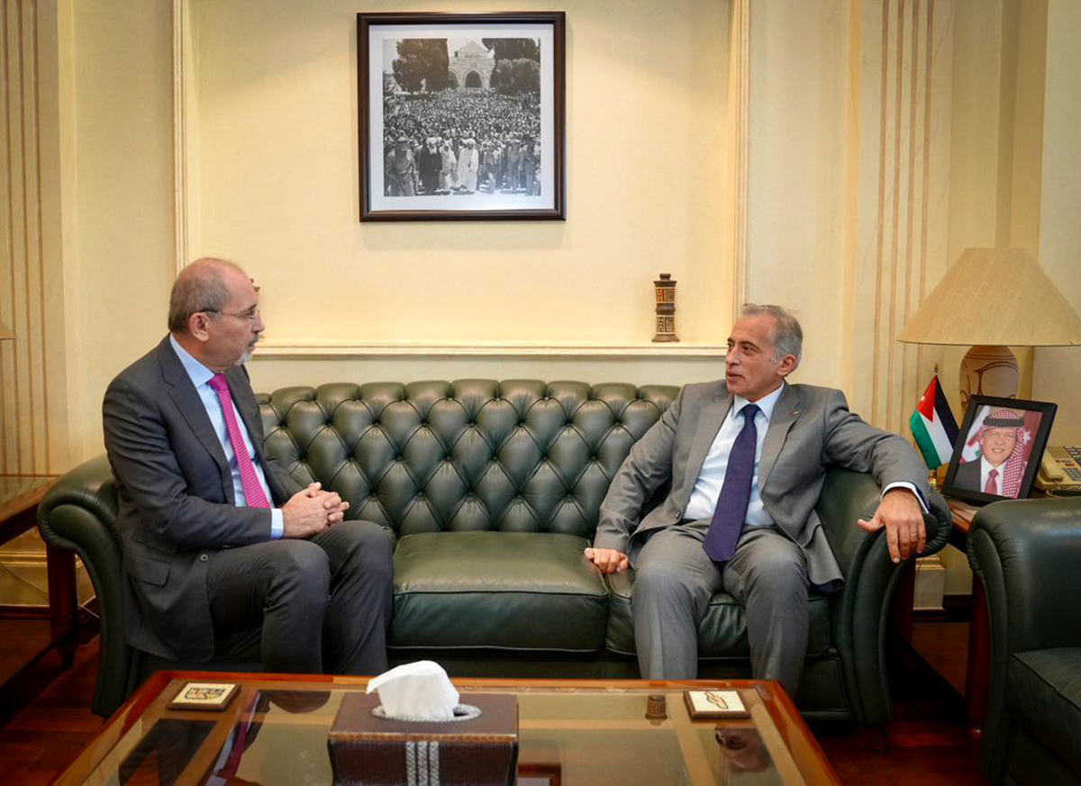 PM urges enhanced expat consular services during visit to Foreign Ministry