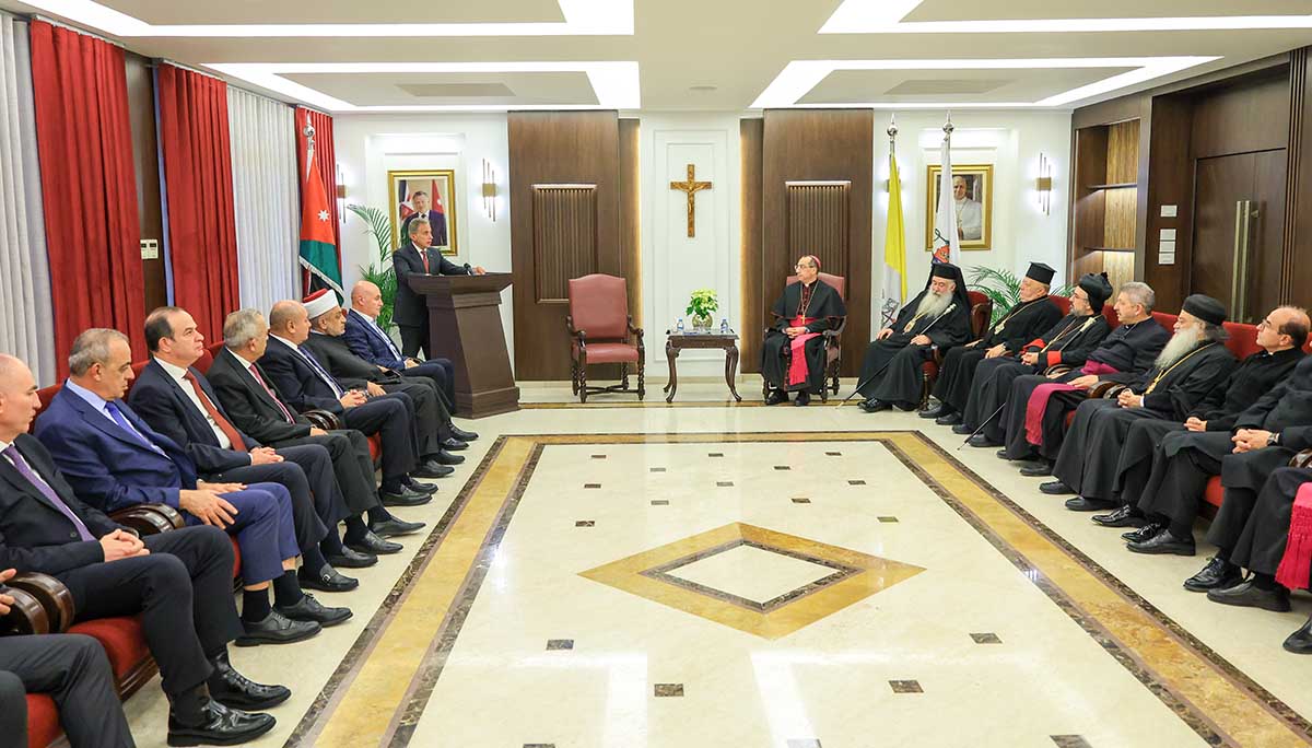 PM Extends Christmas Greetings, Underscores National Unity During Visit to Latin Vicariate
