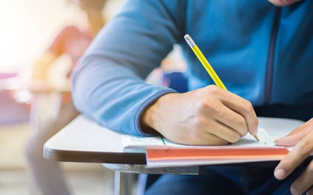 طلبة التوجيهي يتوجهون غداً لأولى جلسات امتحان التكميلية