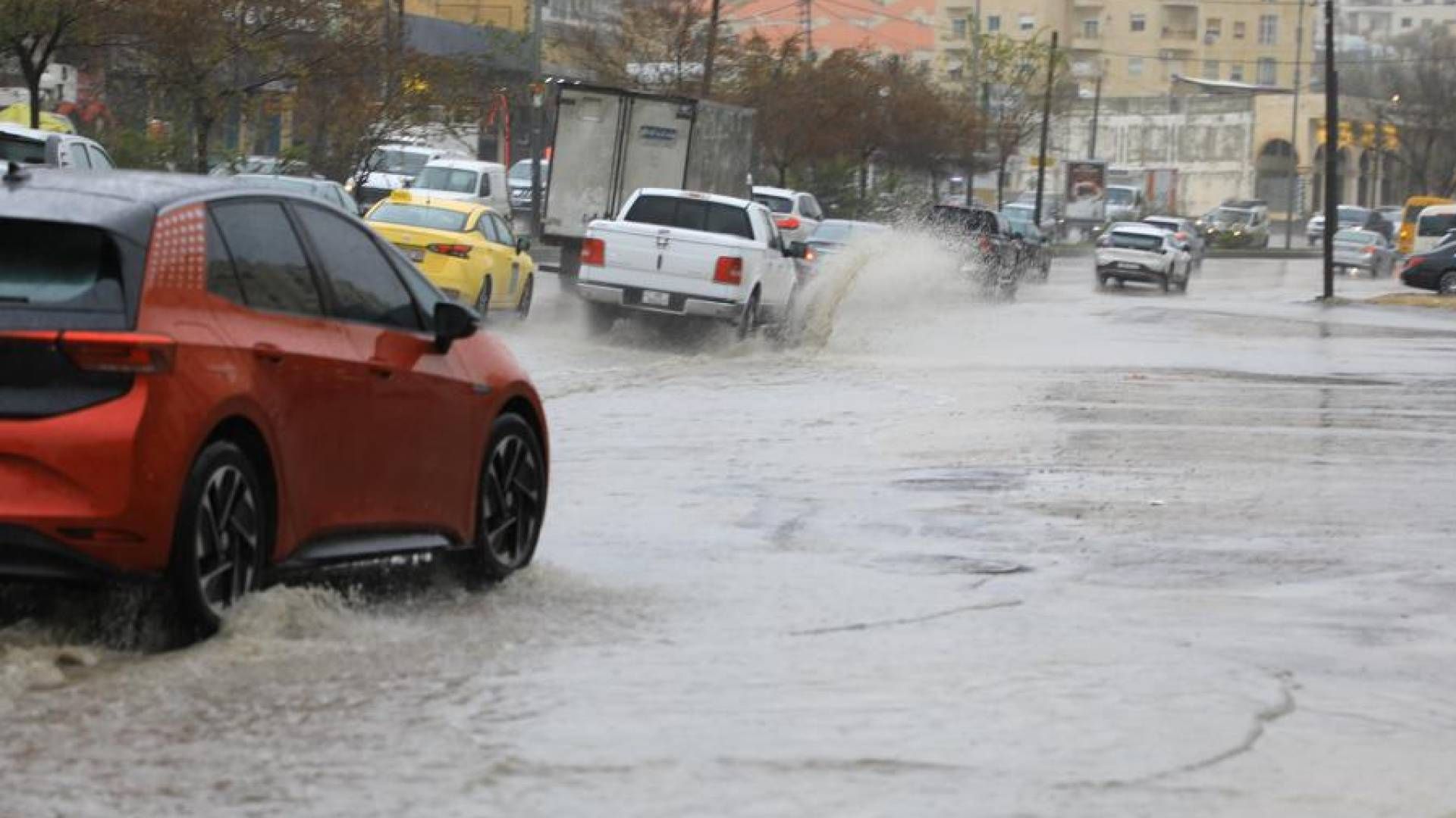 الأرصاد: هطولات مطرية غزيرة في عدة محافظات وتحذير من السيول