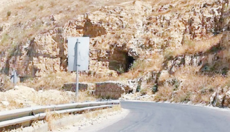 "أشغال البلقاء" تعيد فتح طريق وادي شعيب -السلط