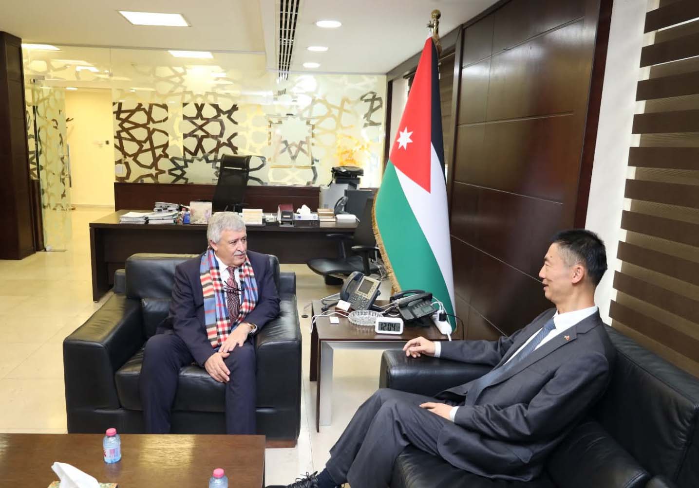 وزير النقل يبحث مع السفير الصيني تعزيز التعاون