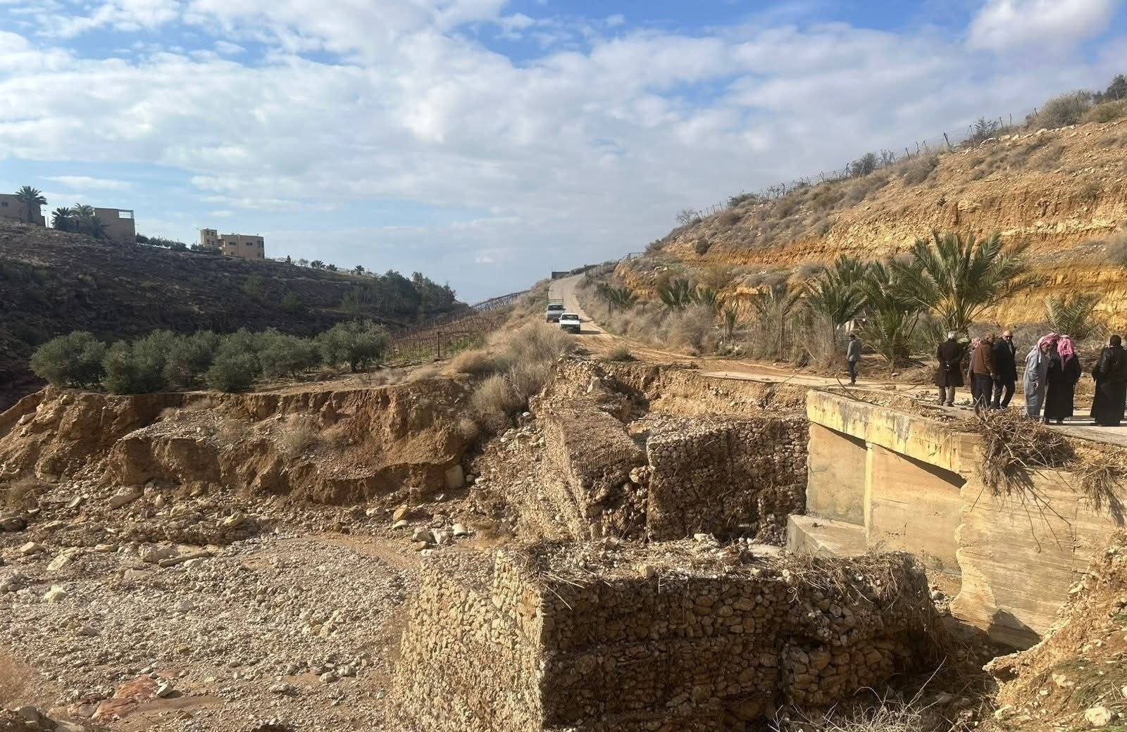 لجنة مجلس محافظة مادبا تتفقد الأضرار الناجمة عن المنخفض الجوي