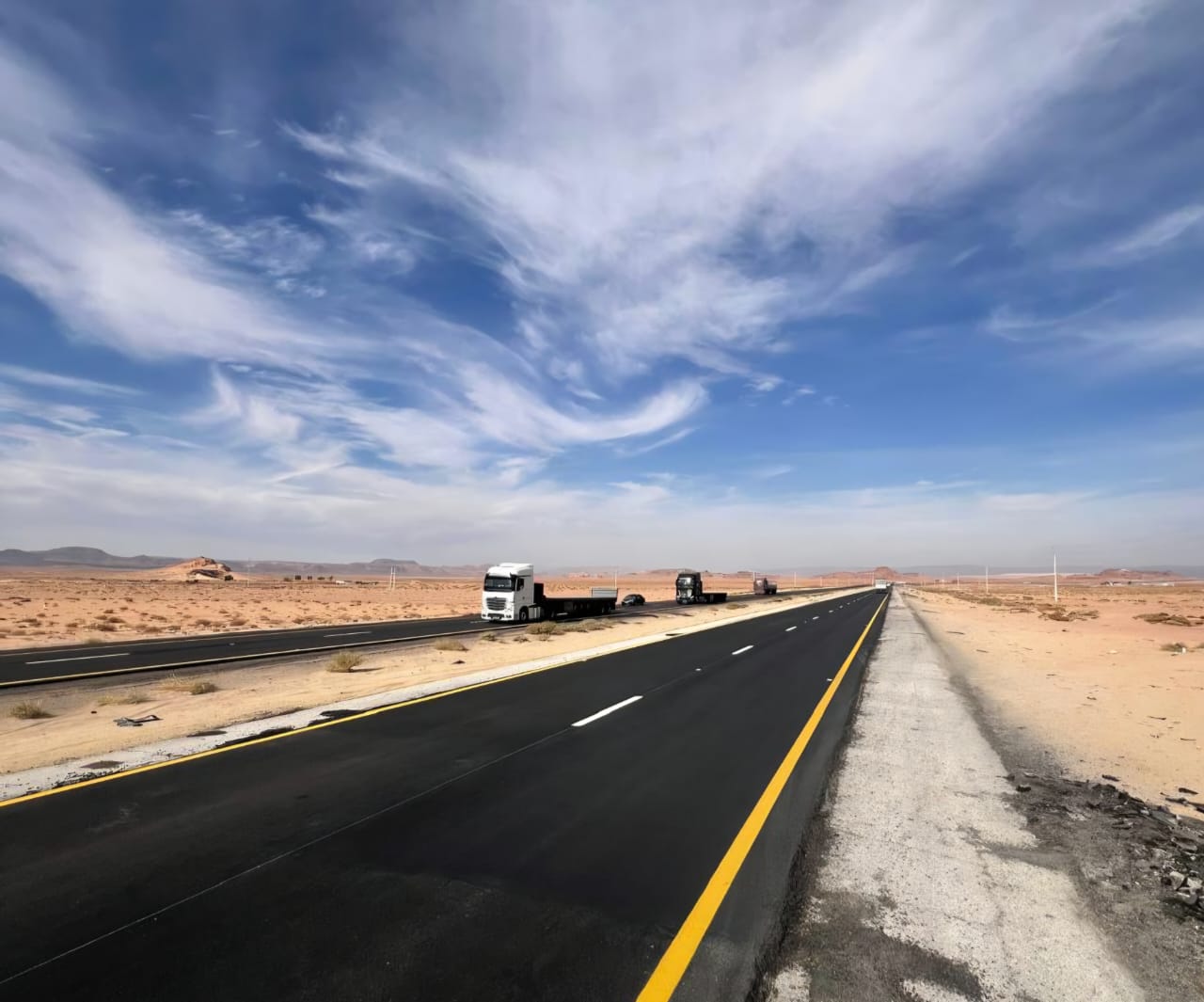 ​"الأشغال" تنهي صيانة جزء حيوي من الطريق الصحراوي قبل شهرين من الموعد