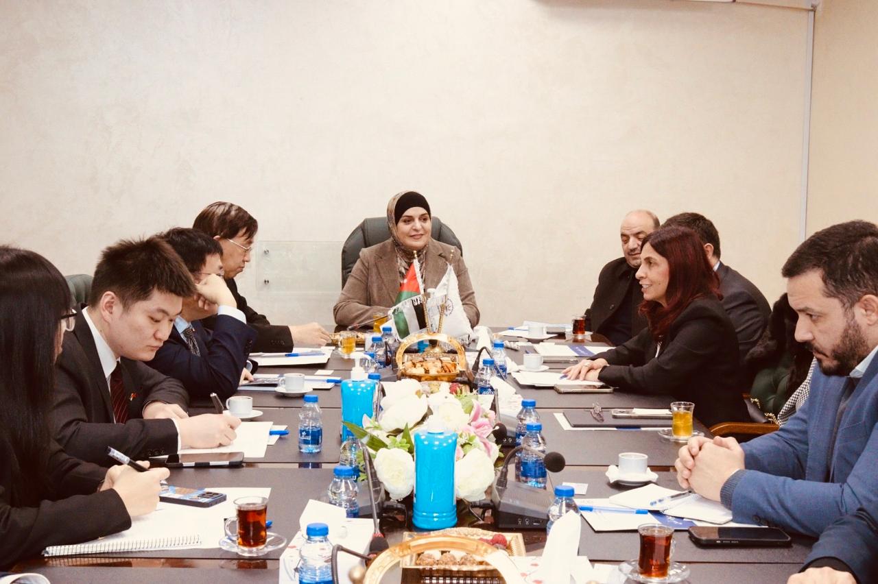 بحث تعزيز التعاون مع الصين في قطاعات الغذاء والدواء والمستلزمات الطبية